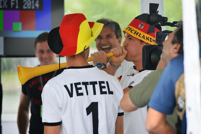Себастьян Феттель и Нико Росберг болеют за Германию в футболе на Гран-при Канады 2014