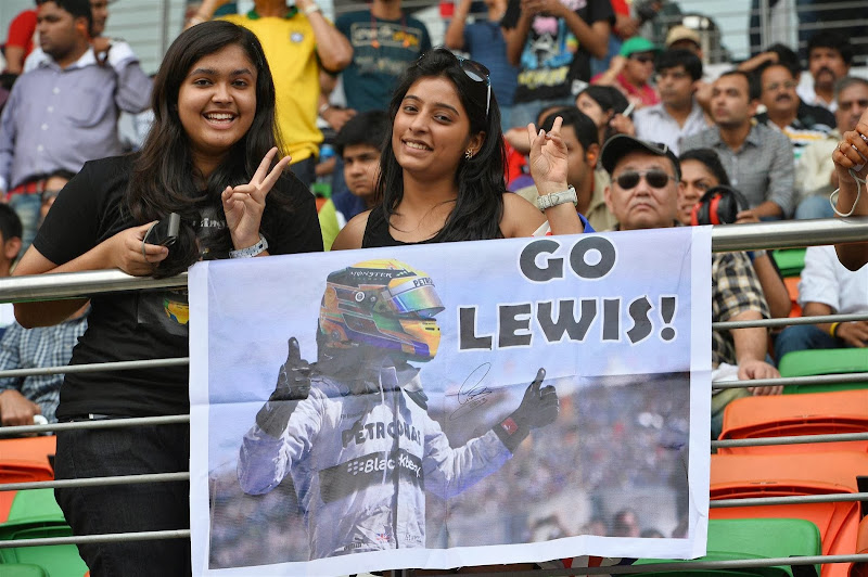 болельщицы Льюиса Хэмилтона с баннером Go Lewis на Гран-при Индии 2013