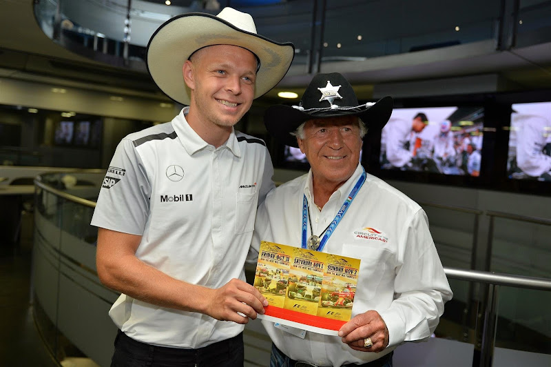 Кевин Магнуссен с билетами в ковбойской шляпе от Марио Андретти на Гран-при Италии 2014