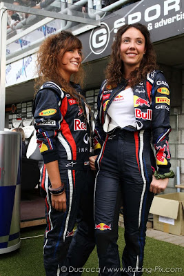 девушки в комбинезонах Red Bull на футбольном матче в среду на Гран-при Бельгии 2011