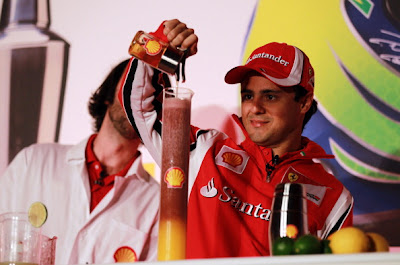 Фелипе Масса выливает жидкость в стакан на спонсорском мероприятии на Гран-при Великобритании 2011