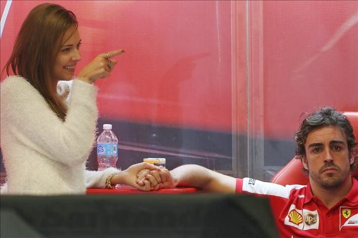 Даша Капустина показывает палец и Фернандо Алонсо на Гран-при США 2013