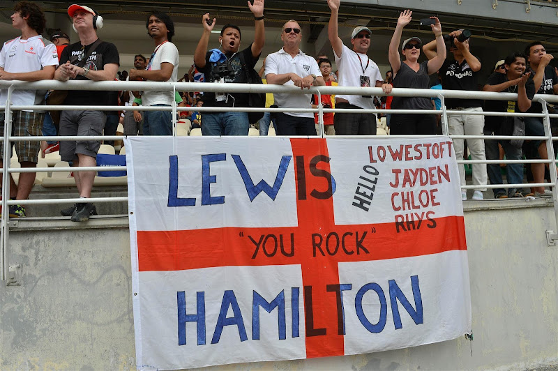 баннер болельщиков Льюиса Хэмилтона You Rock на трибунах Куала-Лумпура на Гран-при Малайзии 2013