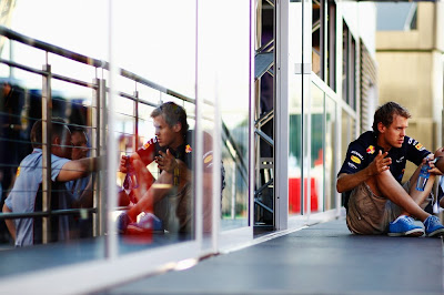 Себастьян Феттель разговаривает с парнями из Pirelli на Гран-при Испании 2012