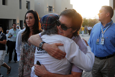 Пол Маккартни обнимается с Джеки Стюартом на Гран-при Абу-Даби 2011