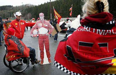 болельщики Михаэля Шумахера в акции поддержки пилота в Спа-Франкоршам 26 января 2014