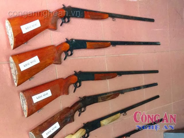 Những khẩu súng tự chế trái phép bị Công an thị xã Thái Hoà thu giữ