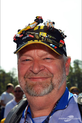 болельщик в оригинальной кепке с болидами на Гран-при Италии 2012