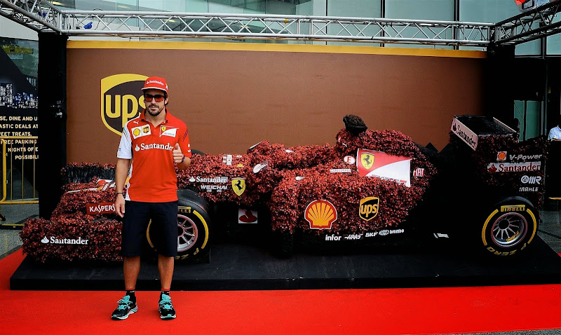 Фернандо Алонсо и тропический болид Ferrari из коры и фиттонии на Гран-при Сингапура 2014