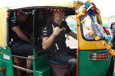 Дженсон Баттон с механиками в индийской машинке на трассе Буддх на Гран-при Индии 2011