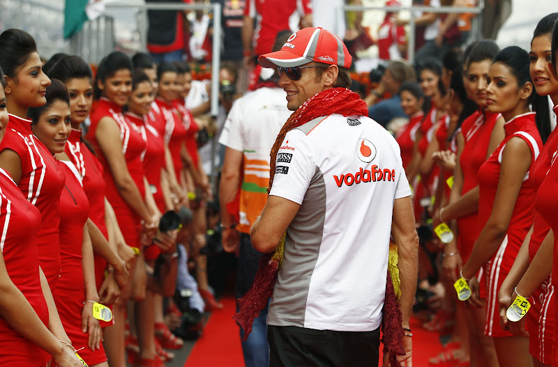 Дженсон Баттон с индийским шарфом и пит-герлз на Гран-при Индии 2013
