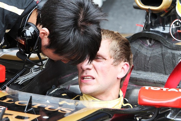 Аяо Комацу слушает своего гонщика Lotus Renault - Виталия Петрова