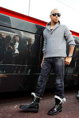 Льюис Хэмилтон в кофте и ботинках на фотосессии на Гран-при Монако 2011