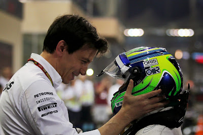 Тото Вольфф обнимает Фелипе Массу после финиша Гран-при Абу-Даби 2014