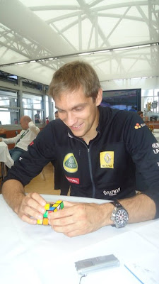 Виталий Петров собирает Кубик Рубик на Гран-при Венгрии 2011
