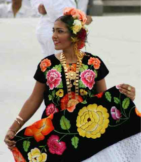 En la región del istmo de Tehuantepec, las mujeres confeccionan una variedad de vestido, que es de mayor belleza, con una procedencia al mismo tiempo