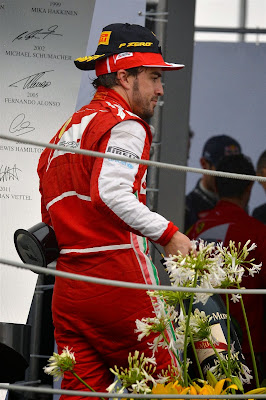 Фернандо Алонсо и кепка Pirelli задом наперед на подиуме Гран-при Бразилии 2013