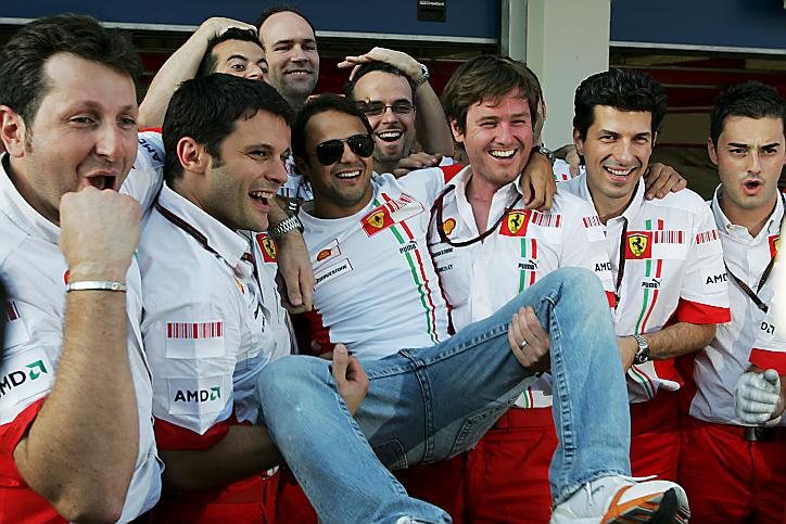 Фелипе Масса вместе с Робом Смедли и механиками празднуют победу на Гран-при Турции 2007