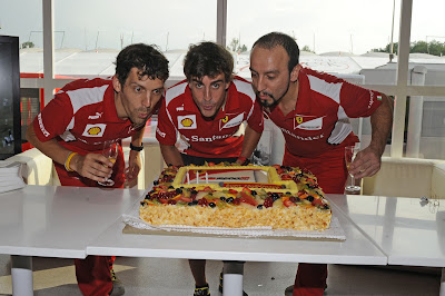Фернандо Алонсо с механиками задувают свечи на дне рождения пилота на Гран-при Венгрии 2012