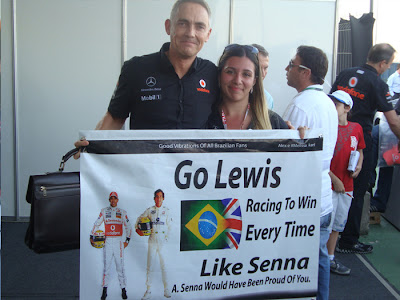 болельщица Melissa Kart фотографируется с Мартином Уитмаршом с баннером в поддержку пилота на Гран-при Бразилии 2011