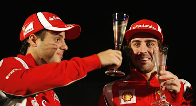 Фелипе Масса и Фернандо Алонсо с бокалами на Гран-при Индии 2011