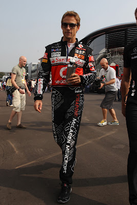 Дженсон Баттон идет по паддоку в специальном черном комбинезоне Hugo Boss на Гран-при Италии 2011 в Монце