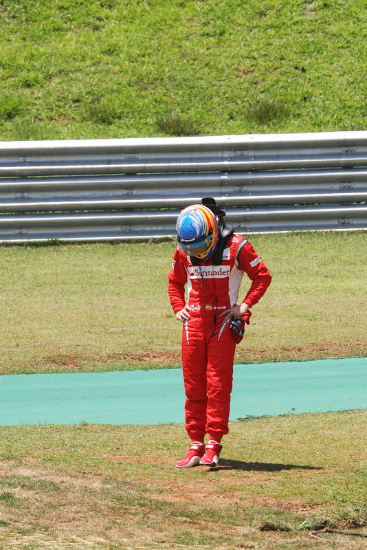 Фернандо Алонсо после схода во во время первой сессии свободных заездов на Гран-при Бразилии 2011