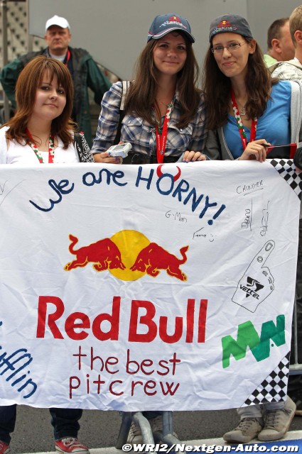 болельщики Red Bull и Кристиана Хорнера на Гран-при Венгрии 2011