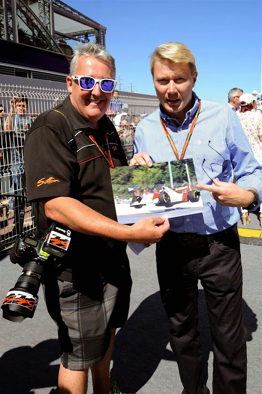 фотограф Марк Саттон берет автограф у летучего финна Мика Хаккинена на Гран-при Монако 2014