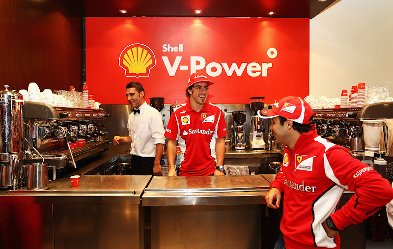 Фелипе Масса и Фернандо Алонсо на спонсорском мероприятии Shell перед Гран-при Австралии 2012
