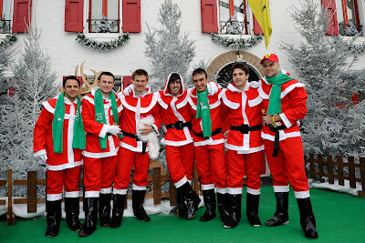 пилоты Ferrari в красных костюмах Санты в Маранелло на рождественская вечеринке для детей 18 декабря 2011