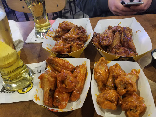 Chicken Wings Restaurant «Buffalo Wild Wings», reviews and photos, 110 S Hampton Pl, Clarksville, TN 37040, USA