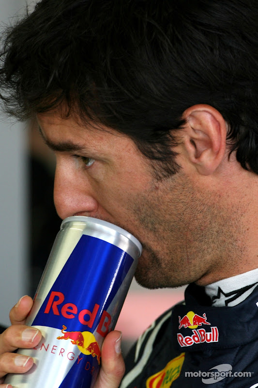 Марк Уэббер открывает банку Red Bull зубами на Гран-при Японии 2011