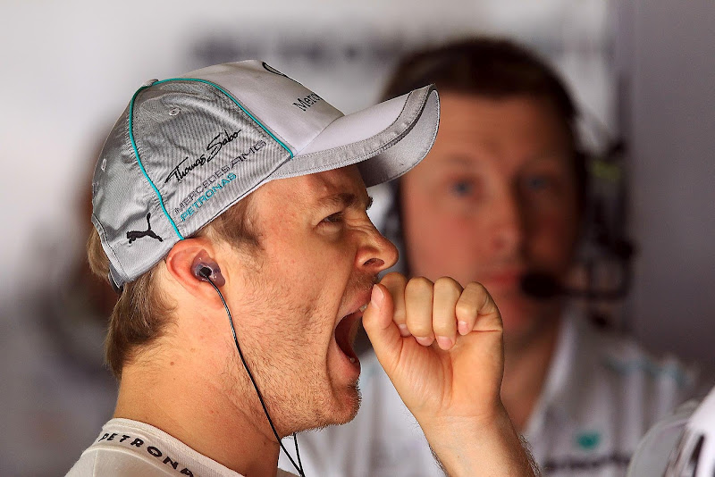зевающий Нико Росберг на пятничных свободных заездах на Гран-при Испании 2012
