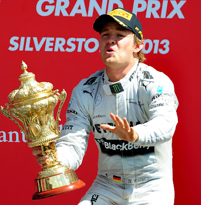 Нико Росберг с победным кубоком на подиуме Гран-при Великобритании 2013