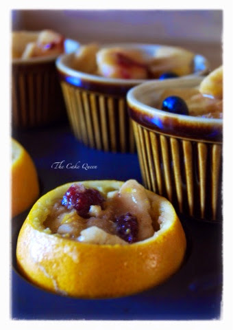Cobbler de frutas en naranjas y moldes individuales 