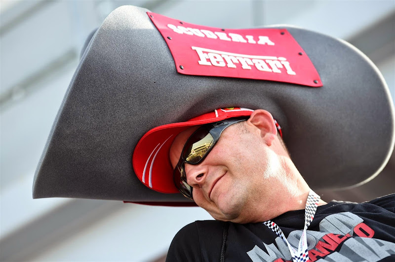 болельщик Ferrari с огромной шляпой на Гран-при США 2014
