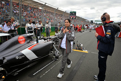 Эдриан Ньюи разглядывает Sauber на стартовой решетке, Мониша Кальтенборн проходит мимо на Гран-при Австралии 2014