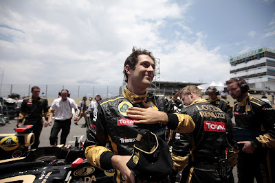 улыбающийся Бруно Сенна на Гран-при Бразилии 2011
