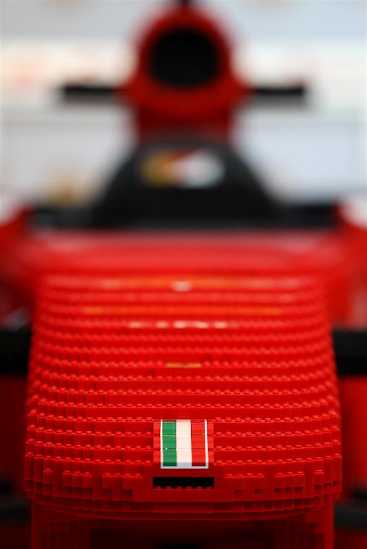 болид Ferrari из лего в полную величину на Гран-при Сингапура 2012