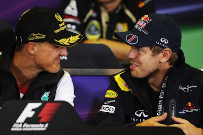 Михаэль Шумахер и Себастьян Феттель смотрят друг на друга на пресс-конференция Гран-при Бельгии 2011 в четверг