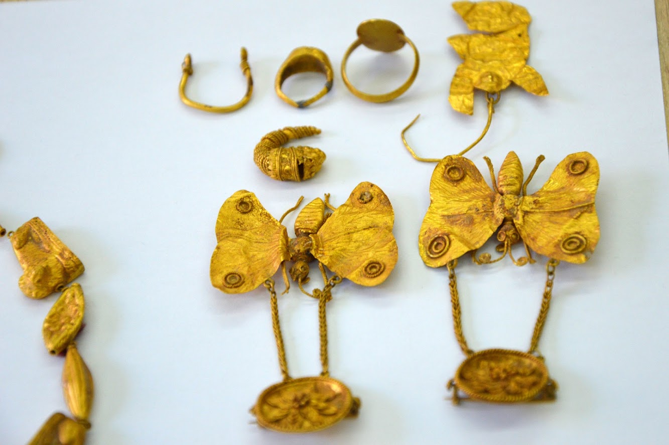 Greek police bust gang that excavated, sold antiquities Greek police bust gang that excavated, sold antiquities