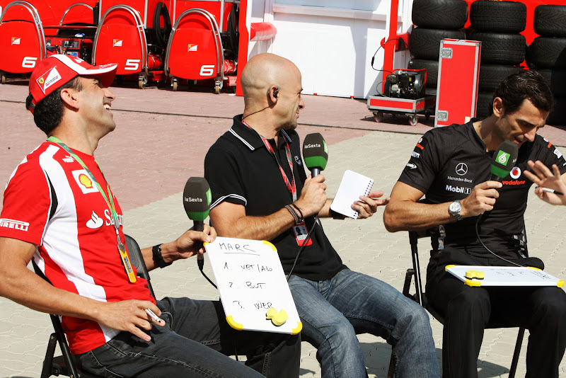 Марк Жене и Педро де ла Роса смеются в гостях у laSexta на Гран-при Кореи 2011