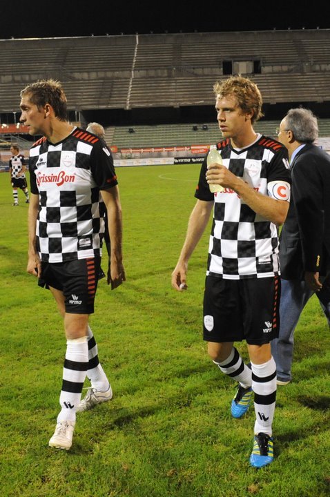 Виталий Петров и Себастьян Феттель на футбольном матче Nazionale Piloti перед Гран-при Италии 2011 в Монце