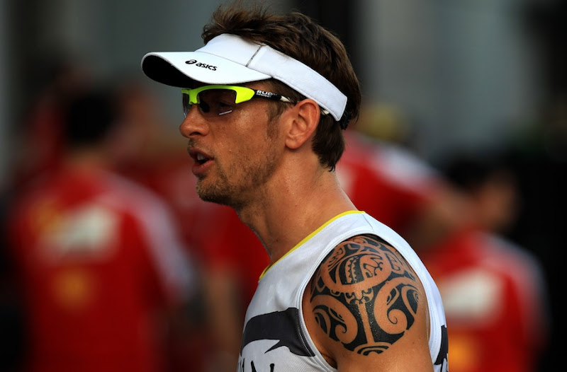 Дженсон Баттон с татуировкой на левом плече на Гран-при Малайзии 2013
