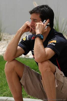 Марк Уэббер разговаривает по телефону на Гран-при Бахрейна 2012
