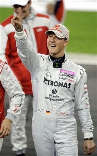 Михаэль Шумахер показывает указательный палец на Гонке чемпионов 2011
