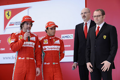 Фернандо Алонсо с микрофоном и Фелипе Масса и Стефано Доменикали на презентации Ferrari в Маранелло 3 февраля 2012