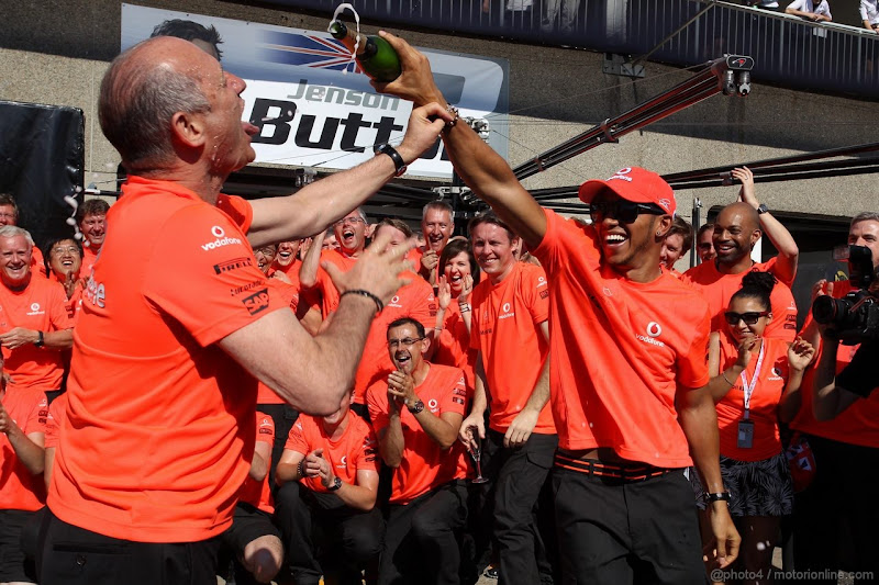 Льюис Хэмилтон дает попить шампанского Рону Деннису после победы на Гран-при Канады 2012