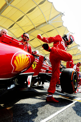 Кими Райкконен вылазит из болида Ferrari на стартовой решетке Куала-Лумпура на Гран-при Малайзии 2014